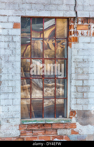 Reflexionen in einem alten Fenster Stockfoto