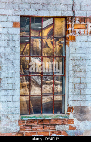 Reflexionen in einem alten Fenster Stockfoto