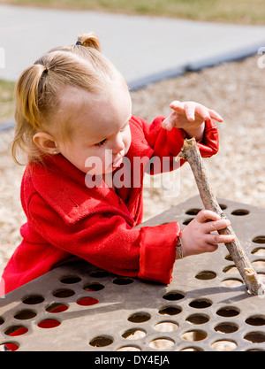 Liebenswert, niedlich 16 Monat kleine Mädchen spielen auf einem Park-Spielplatz Stockfoto