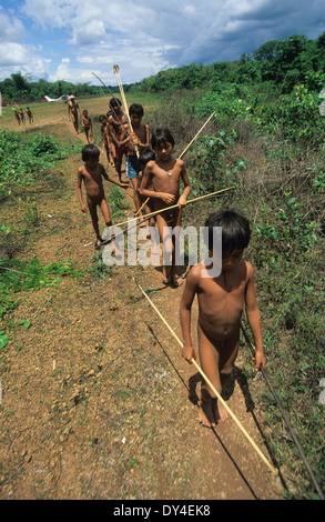 Yanomami Jungs, junge Jäger mit Pfeil und Bogen, lernen zu jagen, während des Spielens im Regenwald. Amazonas, Brasilien Stockfoto