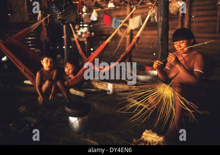 Familie Yanomami Indianer, Frau Flechten Korb, in kommunalen Molaca Wohnung, Roraima-Provinz, in der Nähe von Boa Vista, Brasilien, Amazonas Stockfoto