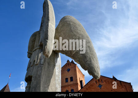 Engels Steinskulptur mit Radomyschl Burg im Hintergrund, Ukraine Stockfoto