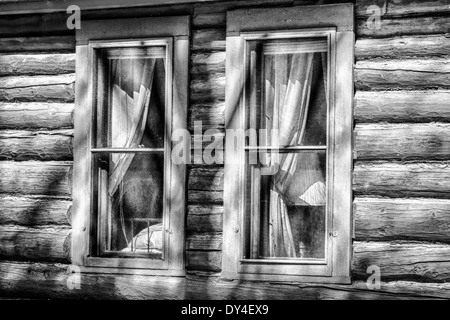 Log Cabin windows Stockfoto