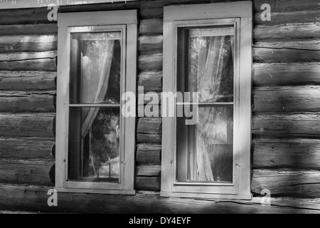 Log Cabin windows Stockfoto