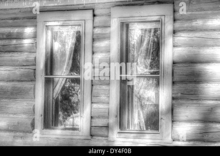 Log Cabin windows Stockfoto