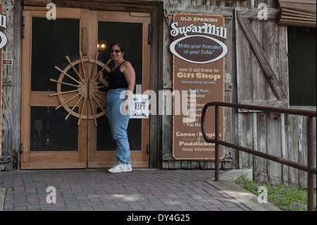 Frau betreten des Pfannkuchen-Hauses an der Deleon Springs State Park, Florida USA Stockfoto