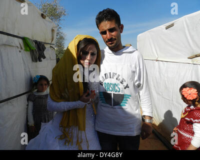 Shebaa, Libanon. 6. April 2014. Ein syrischer Flüchtling paar halten ihre Hochzeit in einem syrischen Flüchtlingslager in Schebaa, Libanon, 6. April 2014. Höheren Flüchtlingskommissars der Vereinten Nationen hat am Donnerstag angekündigt, dass die Zahl der Flüchtlinge im Libanon 1 Million überschritten hat. Bildnachweis: Taher Abu Hamdan/Xinhua/Alamy Live-Nachrichten Stockfoto