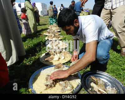 Shebaa, Libanon. 6. April 2014. Menschen zubereiten Essen für eine Hochzeit in einem syrischen Flüchtlingslager in Schebaa, Libanon, 6. April 2014. Höheren Flüchtlingskommissars der Vereinten Nationen hat am Donnerstag angekündigt, dass die Zahl der Flüchtlinge im Libanon 1 Million überschritten hat. Bildnachweis: Taher Abu Hamdan/Xinhua/Alamy Live-Nachrichten Stockfoto