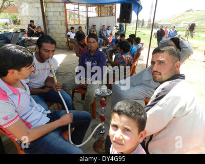 Shebaa, Libanon. 6. April 2014. Genießen Sie Shisha während einer Hochzeit in einem syrischen Flüchtlingslager in Schebaa, Libanon, 6. April 2014. Höheren Flüchtlingskommissars der Vereinten Nationen hat am Donnerstag angekündigt, dass die Zahl der Flüchtlinge im Libanon 1 Million überschritten hat. Bildnachweis: Taher Abu Hamdan/Xinhua/Alamy Live-Nachrichten Stockfoto