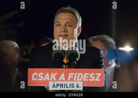 Budapest, Christlich Demokratische Volkspartei. 6. April 2014. Ungarns Ministerpräsident Viktor Orban spricht Fans nach seinem Fidesz-Partei und seinem kleinen Verbündeten, die christliche Demokratische Volkspartei die Parlamentswahl in Budapest 6. April 2014 gewann. Bildnachweis: Attila Volgyi/Xinhua/Alamy Live-Nachrichten Stockfoto