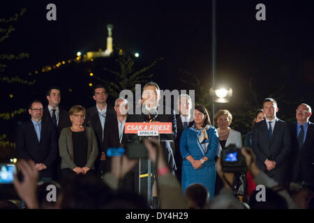 Budapest, Christlich Demokratische Volkspartei. 6. April 2014. Ungarns Ministerpräsident Viktor Orban spricht Fans nach seinem Fidesz-Partei und seinem kleinen Verbündeten, die christliche Demokratische Volkspartei die Parlamentswahl in Budapest 6. April 2014 gewann. Bildnachweis: Attila Volgyi/Xinhua/Alamy Live-Nachrichten Stockfoto