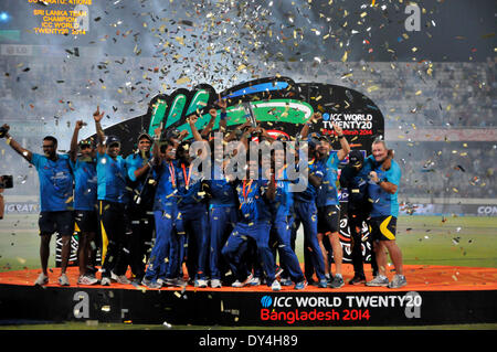 Dhaka, Bangladesch. 6. April 2014. Spieler von Sri Lanka feiern mit der Trophäe nach dem Titelgewinn ICC Twenty20 World Cup Cricket nach dem Sieg gegen Indien im Sher-E-Bangla Cricket Nationalstadion in Dhaka, 6. April 2014. Bildnachweis: Shariful Islam/Xinhua/Alamy Live-Nachrichten Stockfoto