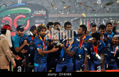 Dhaka, Bangladesch. 6. April 2014. Spieler von Sri Lanka feiern mit der Trophäe nach dem Titelgewinn ICC Twenty20 World Cup Cricket nach dem Sieg gegen Indien im Sher-E-Bangla Cricket Nationalstadion in Dhaka, 6. April 2014. Bildnachweis: Shariful Islam/Xinhua/Alamy Live-Nachrichten Stockfoto
