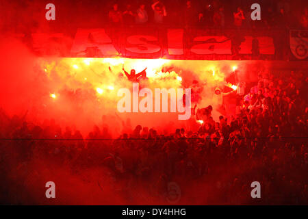 Istanbul, Türkei. 6. April 2014. Galatasaray-Fans zünden rote Feuerwerk während der türkischen Super League gegen Fenerbahce Istanbul, Türkei, am 6. April 2014 für das Team jubeln. Galatasaray gewann 1: 0. Bildnachweis: Cihan/Xinhua/Alamy Live-Nachrichten Stockfoto