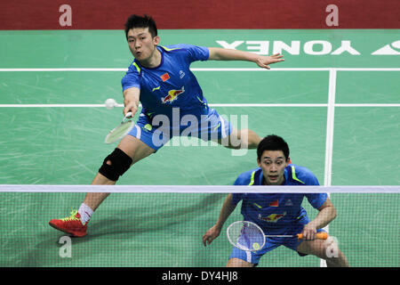 Neu-Delhi, Indien. 6. April 2014. Liu Xiaolong (R) und Qiu Zihan China konkurrieren bei der Herren Doppel Finale gegen Mathias Boe/Carsten Mogensen von Dänemark in der 2014 Badminton India in New Delhi, der Hauptstadt von Indien, geöffnet 6. April 2014. Liu Xiaolong/Qiu Zihan verlor 1: 2. © Zheng Huansong/Xinhua/Alamy Live-Nachrichten Stockfoto