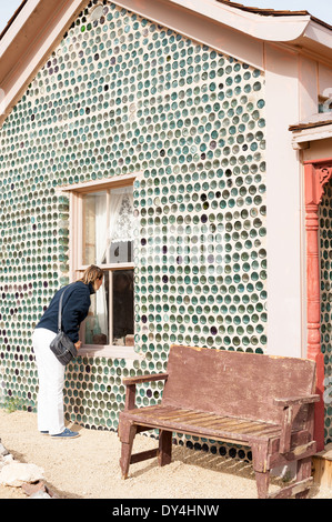 Eine Frau bewundert die berühmten Bottle House in der Geisterstadt Rhyolite, Nevada. Stockfoto