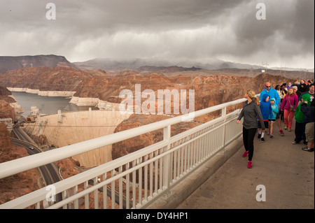 Touristen bewundern Hoover Dam während des Gehens auf Mike O' Callaghan-Pat Tillman Memorial Bridge. Stockfoto