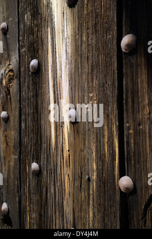 Detail einer mit Bolzen besetzten hölzernen Festungstür in Fort Mifflin, in der Nähe von Philadelphia, Pennsylvania. Stockfoto