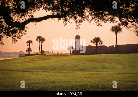 St. Augustine, Florida Castillo de San Marcos (aka Fort Marion) gebadet im bunten Schein des Sonnenaufgangs. Stockfoto