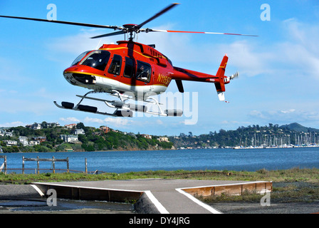 Hubschrauber startet vom Landeplatz in Sausalito, Kalifornien Stockfoto