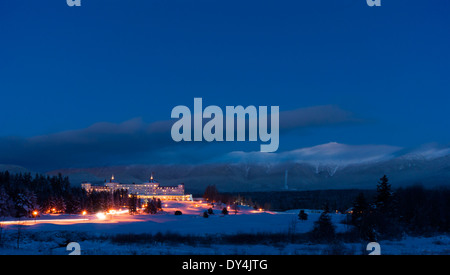 Landschaftlich reizvolle Winter Blick auf historische Mount Washington Hotel in der Dämmerung mit der Presidential Range und Mt. Washington Summit in den Rücken Stockfoto