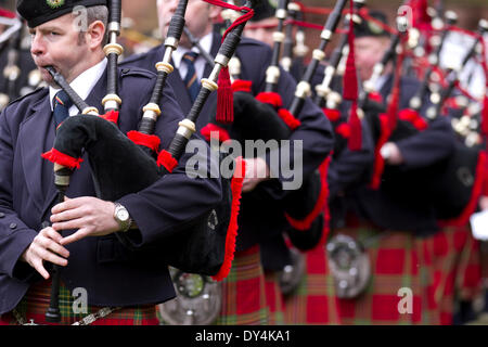 Die Kingussie & District massierten Pfeifenbands Tartan, ein musikalisches Ensemble bestehend aus Pfeifern und Trommlern in der Arbroath Abbey, wo Darsteller und Nachstellen der schottischen Heimkehr-Veranstaltung „The Declaration of Arbroath“ in der Arboath Abbey am schottischen Tartan Day zum Gedenken an die Unterzeichnung der Declaration of Arbroath im Jahr 1320. Stockfoto