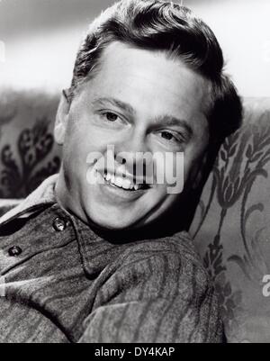 Datei. 6. April 2014. Mickey Rooney, einer der längsten pragmatisierte Schauspieler in der Filmgeschichte, starb am Sonntag im Alter von 93 Jahren. Rooney spielte in mehr als 300 Filmen von Stummfilmen in den 1920er Jahren zu aktuellen Blockbustern wie "The Muppets" und "nachts im Museum." Der Schauspieler, der etwas mehr als fünf Fuß hoch stand, erreichte seine größten Film-Erfolge mit MGM während der 1930er und 1940er Jahren, singen und tanzen, seine jungenhafte Aufbrausen trug ihn zur Abendkasse Höhen. Rooney war acht Mal verheiratet, darunter Ava Gardner von 1942 bis 1943. Er heiratete Jan Chamberlain im Jahr 1978 und sie konsequent perf Stockfoto