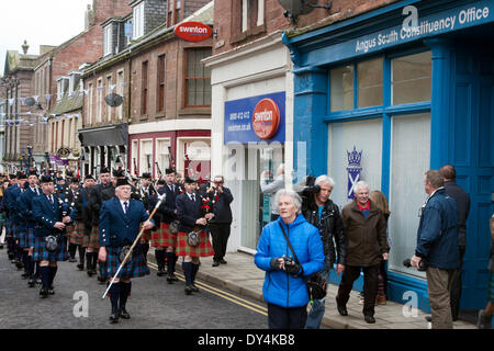 Arbroath, Schottland, UK 6. April 2014.  Darsteller und Re-enactment beim schottischen Homecoming Event "Erklärung von Arbroath" im Arboath Abbey am schottischen Tartan Day statt.  Schottischen Adligen, montiert in den Ruinen von Arbroath Abbey zum Gedenken an die Unterzeichnung des Declartion von Arbroath im Jahre 1320. Bildnachweis: Studio9/Alamy Live-Nachrichten Stockfoto