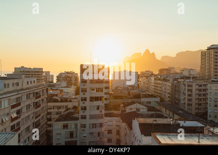 Sonnenuntergang über der Stadt in Rio De Janeiro mit Gebäuden in foregroung Stockfoto