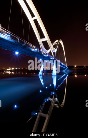 Infinity-Brücke über den Fluss Tees mit Reflexion in der Nacht alle beleuchtet Stockfoto