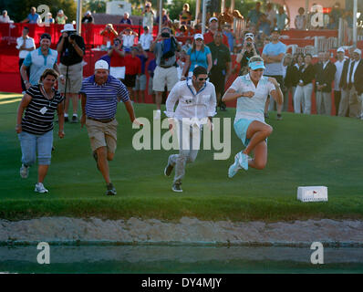 Rancho Mirage, Kalifornien, USA. 7. April 2014. 6. April 2013: Lexi Thompson springt in Poppys Teich nach dem Gewinn der Kraft Nabisco Championship im Mission Hills Country Club in Rancho Mirage, Kalifornien. © Csm/Alamy Live-Nachrichten Stockfoto