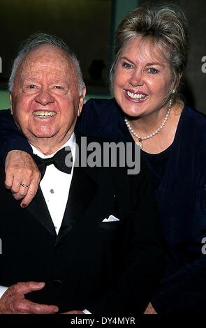 Datei. 6. April 2014. MICKEY ROONEY, einer der längsten pragmatisierte Schauspieler in der Filmgeschichte, starb am Sonntag im Alter von 93 Jahren. Rooney erschien in mehr als 300 Filme von Stummfilmen in den 1920er Jahren zu aktuellen Blockbustern wie "The Muppets" und "Nachts im Museum." Der Schauspieler, der etwas mehr als fünf Fuß hoch stand, erreichte seine größten Film-Erfolge mit MGM während der 1930er und 1940er Jahren, singen und tanzen, seine jungenhafte Aufbrausen trug ihn zur Abendkasse Höhen. Rooney war acht Mal verheiratet, darunter Ava Gardner von 1942 bis 1943. Er heiratete Jan Chamberlain im Jahr 1978 und sie konsequent perf Stockfoto