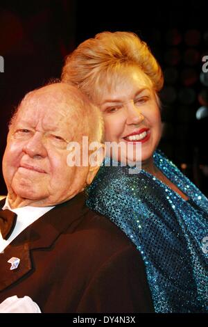 Datei. 6. April 2014. MICKEY ROONEY, einer der längsten pragmatisierte Schauspieler in der Filmgeschichte, starb am Sonntag im Alter von 93 Jahren. Rooney erschien in mehr als 300 Filme von Stummfilmen in den 1920er Jahren zu aktuellen Blockbustern wie "The Muppets" und "Nachts im Museum." Der Schauspieler, der etwas mehr als fünf Fuß hoch stand, erreichte seine größten Film-Erfolge mit MGM während der 1930er und 1940er Jahren, singen und tanzen, seine jungenhafte Aufbrausen trug ihn zur Abendkasse Höhen. Rooney war acht Mal verheiratet, darunter Ava Gardner von 1942 bis 1943. Er heiratete Jan Chamberlain im Jahr 1978 und sie konsequent perf Stockfoto