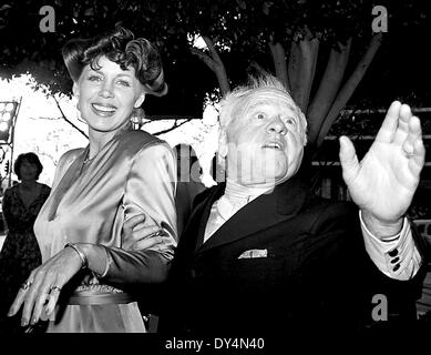 Datei. 6. April 2014. MICKEY ROONEY, der kleinen Schauspieler, eines MGMs Riesen Abendkasse Attraktionen in den späten 30er und frühen 40er Jahre, war, verstorben, bestätigen Quellen. Er war 93. Rooney war erst 17 Monate alt, als er zuerst betrat die Bühne im elterlichen Varieténummer und Schauspiel bis 2014 fortgesetzt. Bild: 1980 - Mickey Rooney und seine Frau Jan an der 52. Academy Awards In Los Angeles. © Nate Cutler/Globe Photos/ZUMAPRESS.com/Alamy Live-Nachrichten Stockfoto