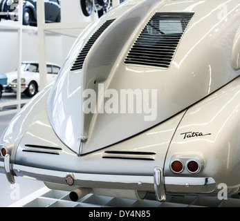 Tatra 87 Fahrzeug ausgestellt in der Design-Abteilung in der Pinakothek der Moderne in München Stockfoto