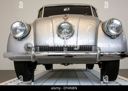 Tatra 87 Fahrzeug ausgestellt in der Design-Abteilung in der Pinakothek der Moderne in München Stockfoto