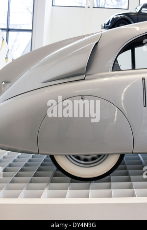 Tatra 87 Fahrzeug ausgestellt in der Design-Abteilung in der Pinakothek der Moderne in München Stockfoto