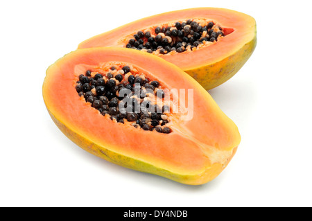 eine halbierte Papaya auf weißem Hintergrund Stockfoto