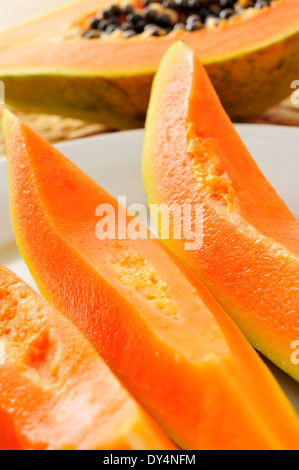 Nahaufnahme von einige Scheiben Papaya in einer Platte Stockfoto