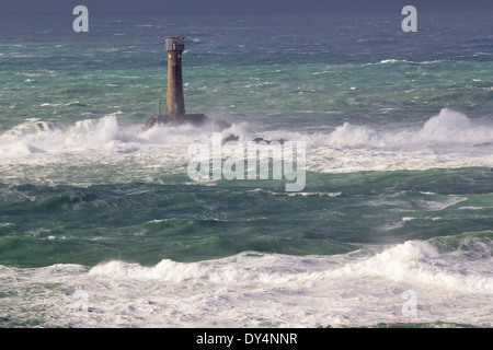 Riesige Wellen und Langschiffe Leuchtturm fotografiert von Lands End Cornwall England UK Stockfoto