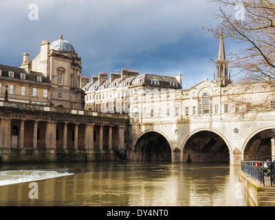 Abgeschlossen im Jahre 1774 im palladianischen Stil von Robert Adam entworfen, überquert Pulteney Bridge den Fluss Avon in Bath England UK Europa Stockfoto