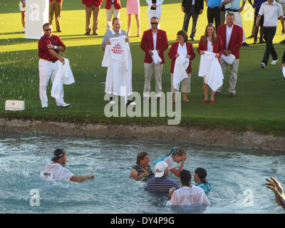 Rancho Mirage, Kalifornien, USA. 7. April 2014. Lexi Thompson (USA) gewinnt die Kraft Nabisco Championship First Ladys "Major" LPGA Golf-Event des Jahres im Mission Hills Golf Club von 3 Schüsse. Lexi und ihre Familie macht hier den traditionellen Sprung in "Poppys Pond" Credit: Motofoto/Alamy Live News Stockfoto