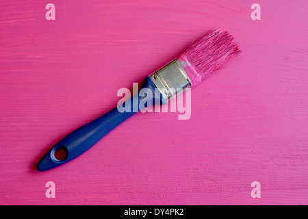 Verwendete Pinsel auf Holzbrett lackiert rosa Stockfoto