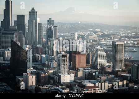 Luftaufnahme, Seattle, USA, entsättigt, Mount Rainier im Hintergrund, Blick auf die Wolkenkratzer von Spaceneedle, Hafen, Stockfoto