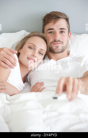 Paar im Bett vor dem Fernseher