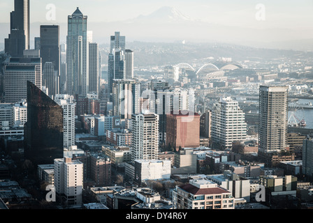 Luftaufnahme, Seattle, USA, entsättigt, Mount Rainier im Hintergrund, Blick auf die Wolkenkratzer von Spaceneedle, Hafen, Stockfoto