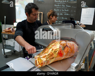 Einem italienischen Mann schneiden Parmaschinken an er Parma Schinken & Mozzarella stehen im Borough Market, London Bridge, London, UK KATHY DEWITT Stockfoto