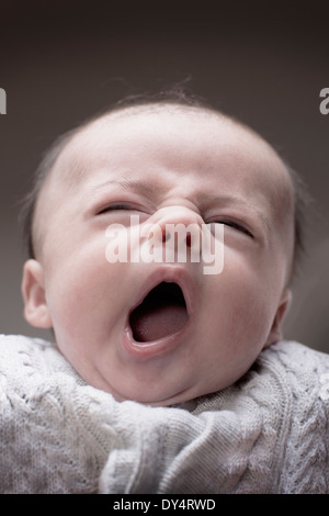 1 - 2 Monate Baby junge Gähnen Stockfoto