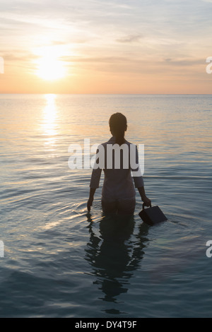 Unternehmer stehen im Meer, Rückansicht Stockfoto