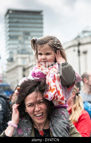 Ein Kleinkind tagsüber International Pillow Fight auf ihre Mutter Schultern sitzen. Stockfoto